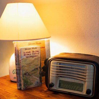 soggiorno radio e libro