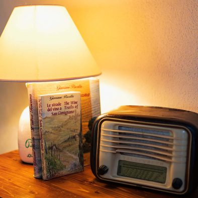 soggiorno radio e libro