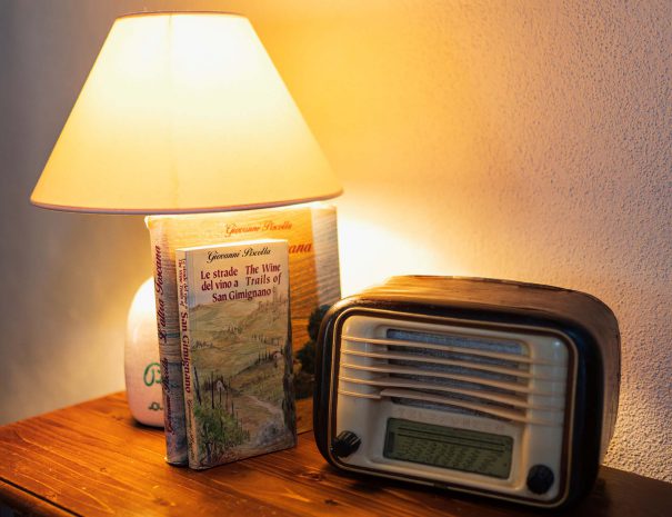 soggiorno radio e libro